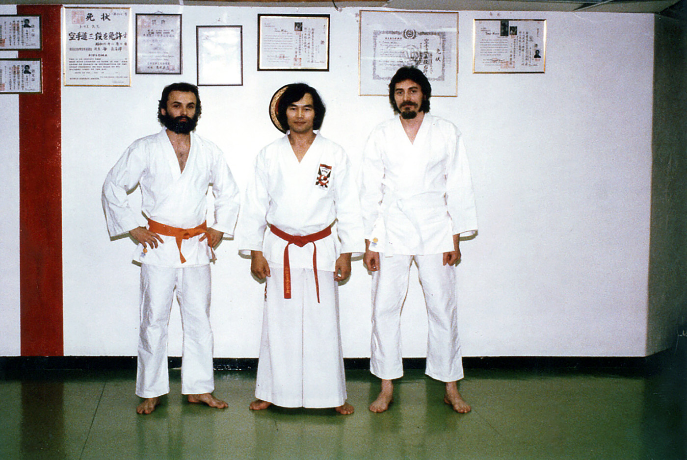 Začiatky karate - Klub Stockholm 1979. Veľmajster Yoshinao Nanbu 10. dan a vedľa neho zľava s bielym pásom J. Čuňo